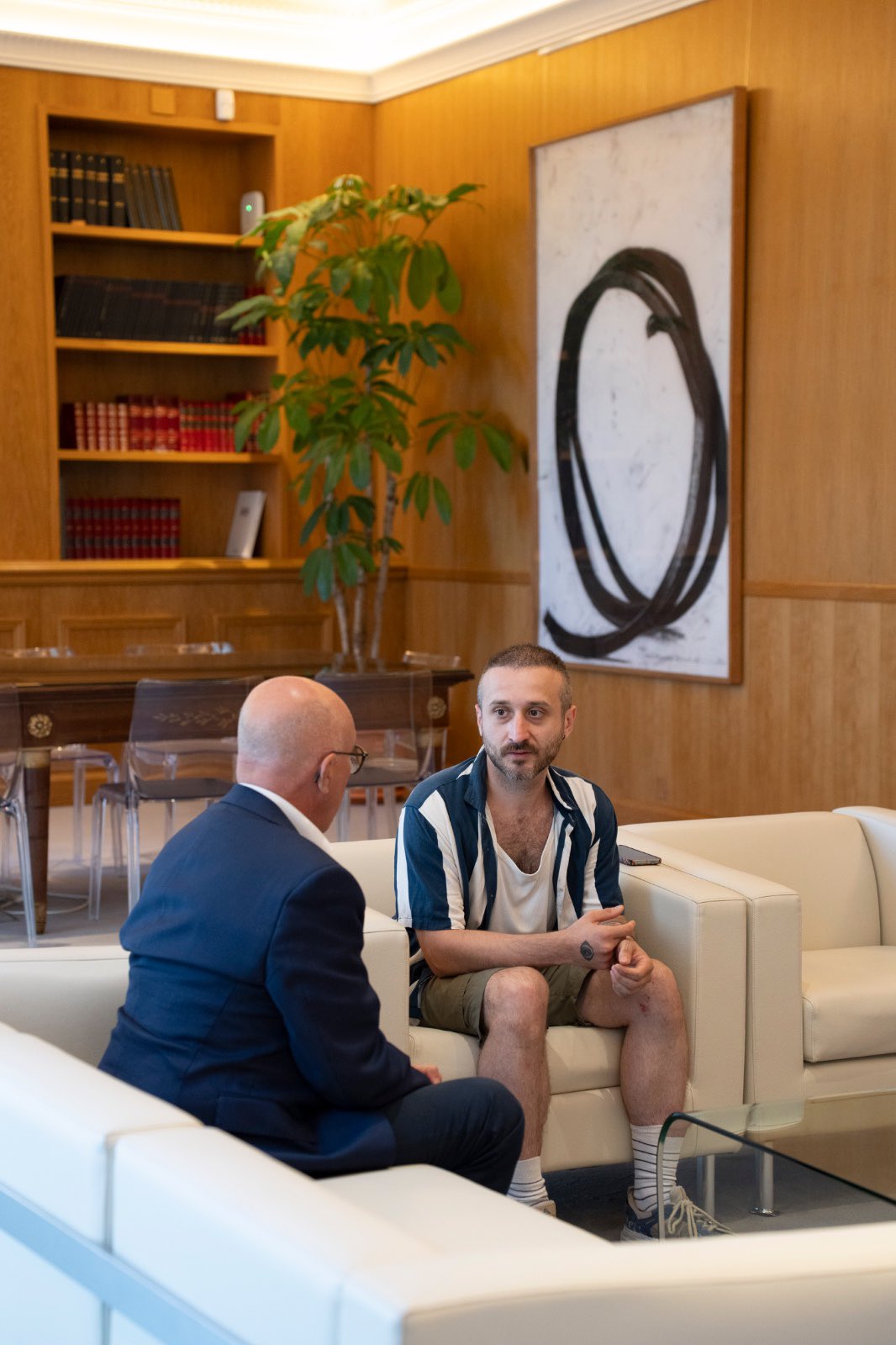 Eric Ciotti et Yuri Lebedev assis face a face dans le bureau du maire de Nice