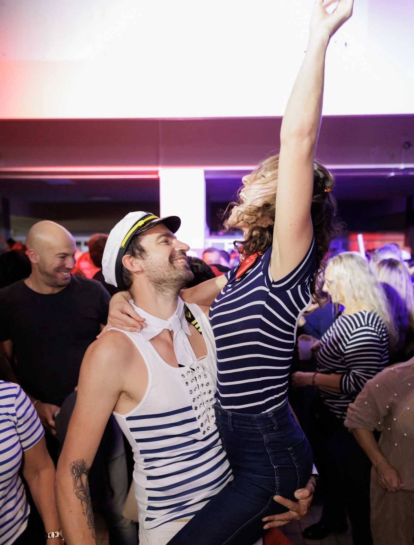 Un couple danse, la femme portée, sur la piste de l'apéro des Frenchy