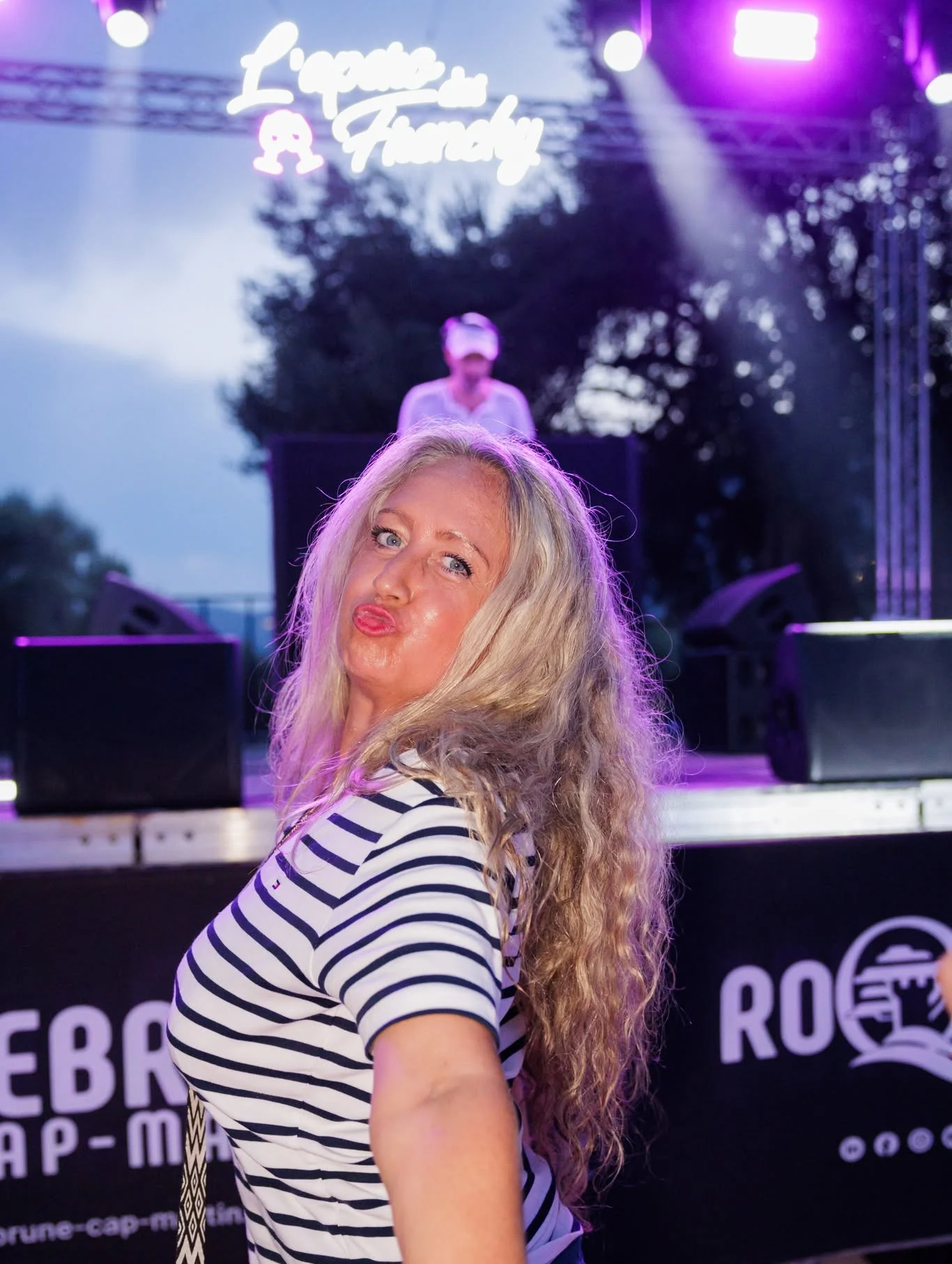 Une festivalière en marinière devant la scène de l'apéro des Frenchy