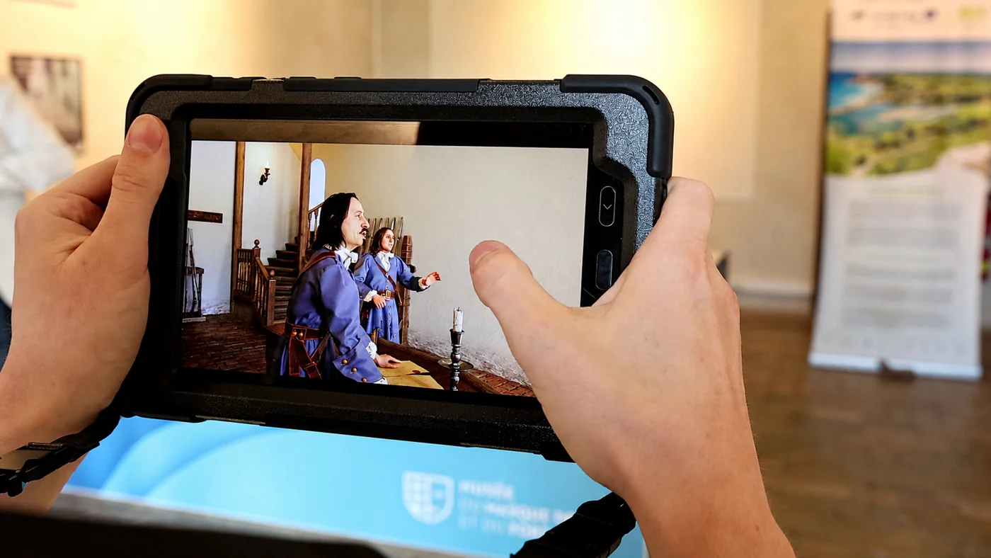 Un visiteur explore le Fort Royal en réalité augmentée sur une tablette