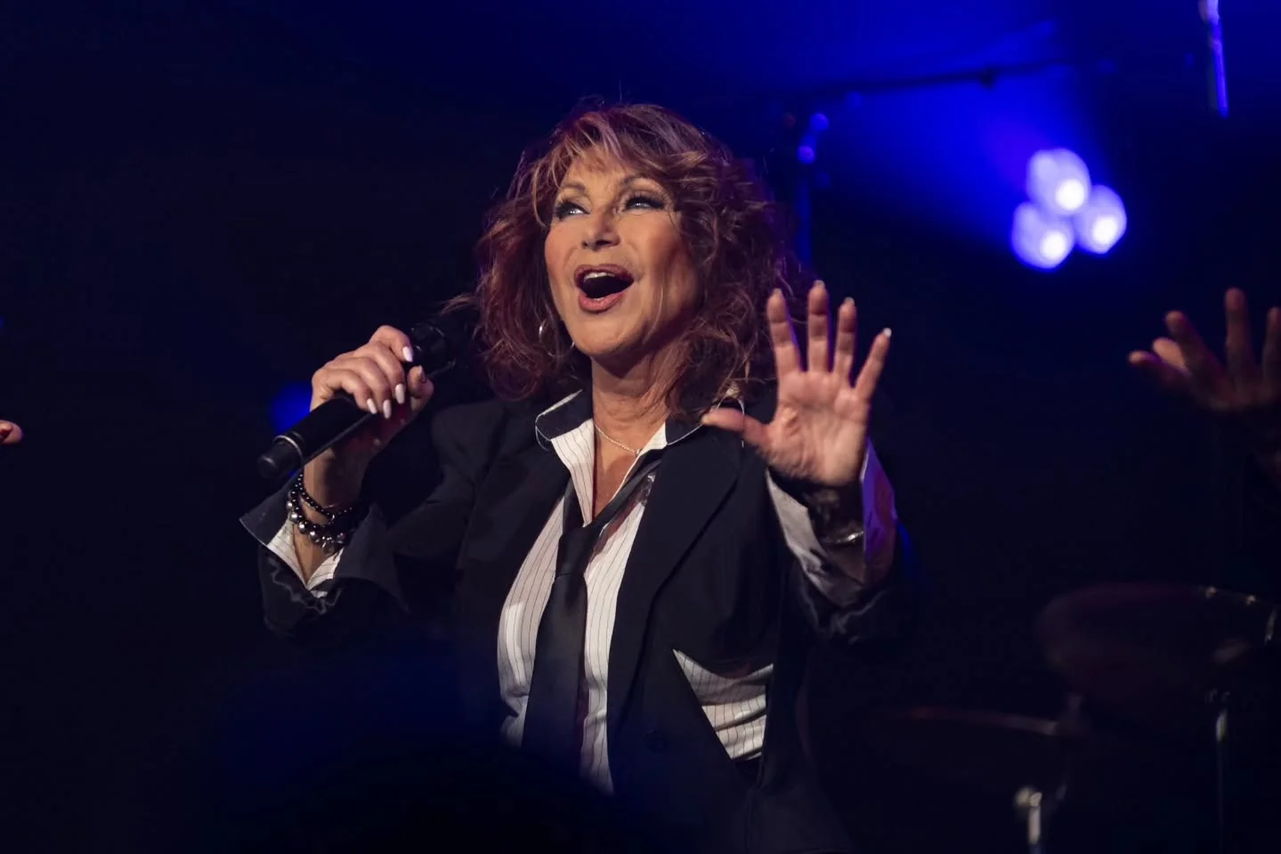 Julie Pietri sur scène, main levée