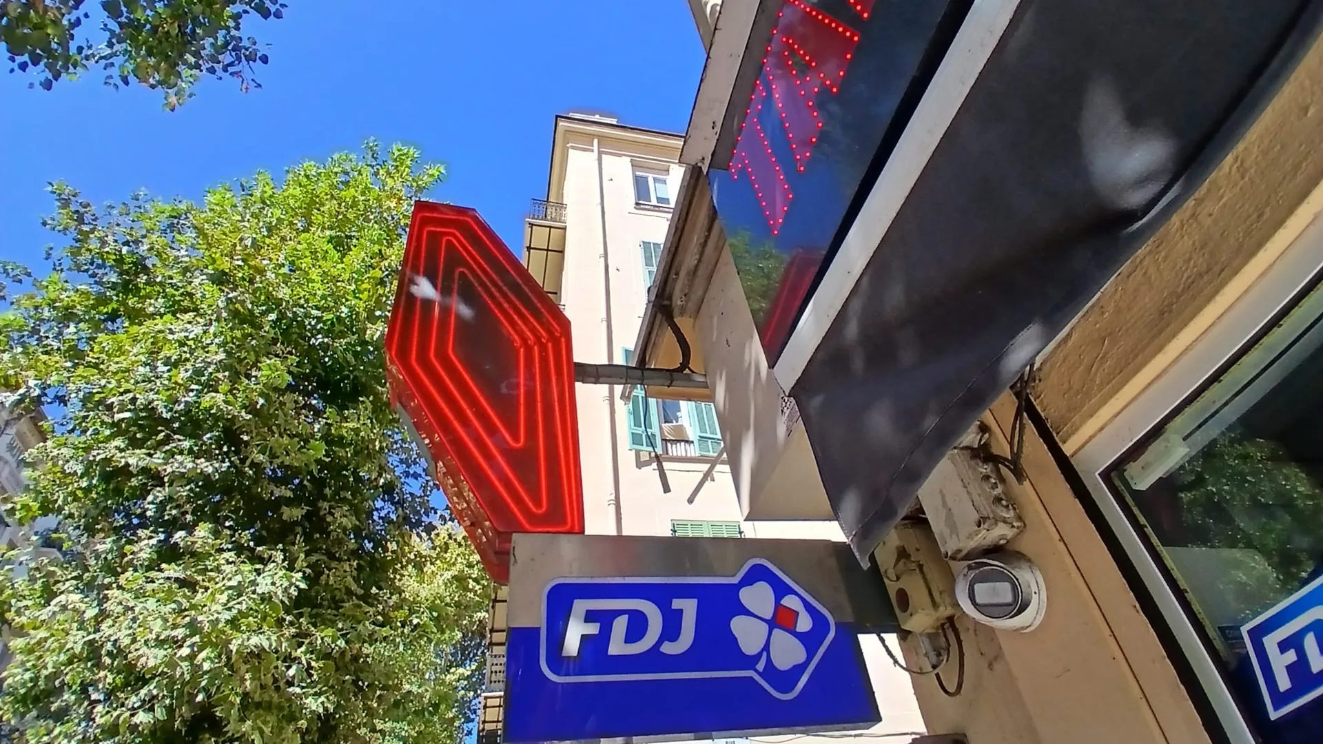 Le néon Tabac et le panneau FDJ du bar du passage à niveau, boulevard Gambetta à Nice