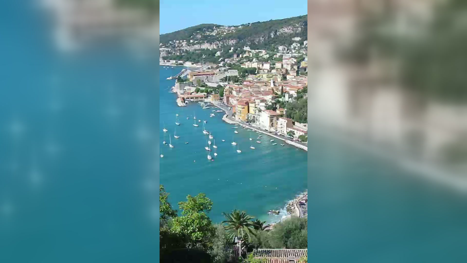 Vue plongeante sur la rade et le port de Villefranche-sur-Mer