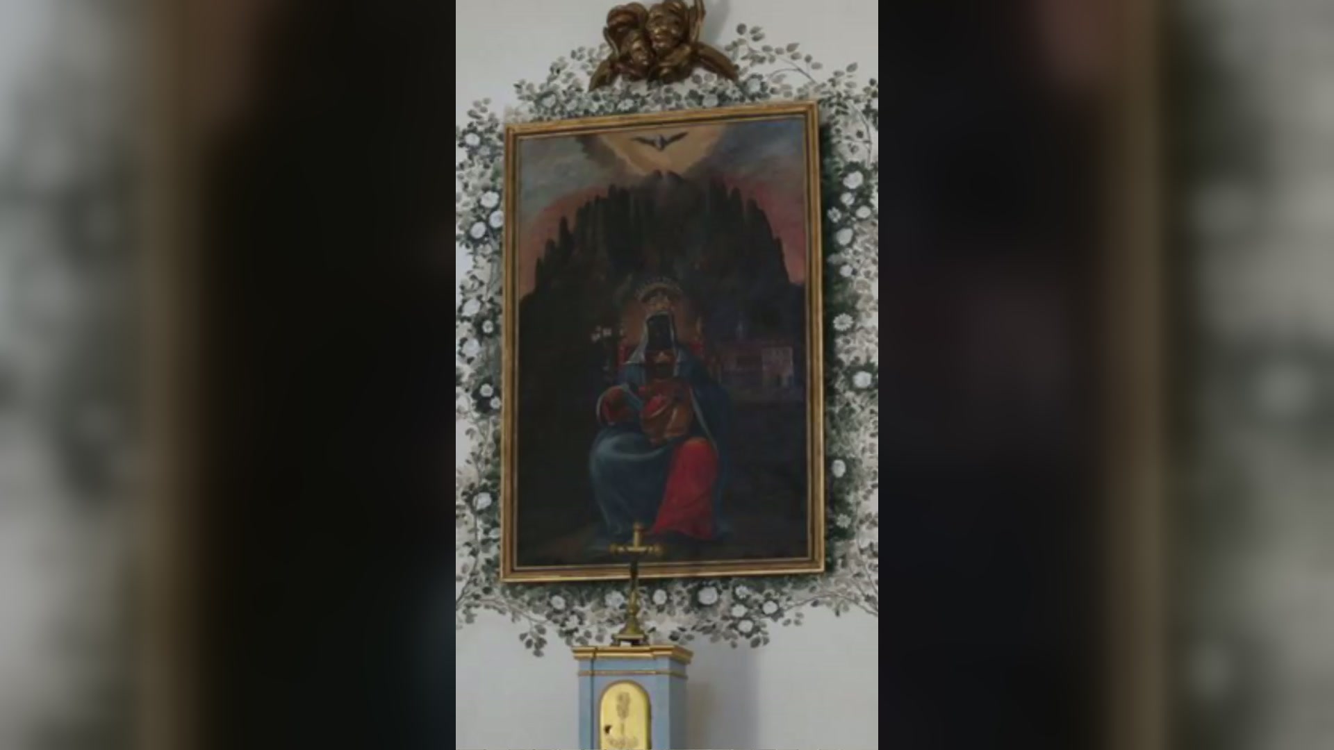 Tableau de la Vierge couronnée au visage noir tenant l’Enfant Jésus