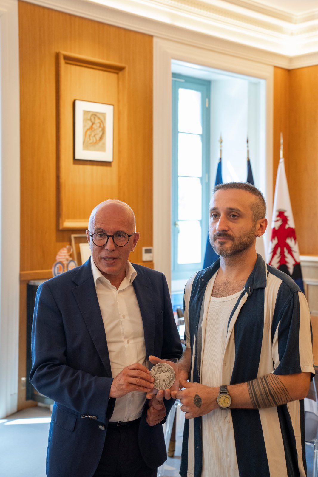 Eric Ciotti presente la medaille d'honneur de la Ville de Nice avec Yuri Lebedev