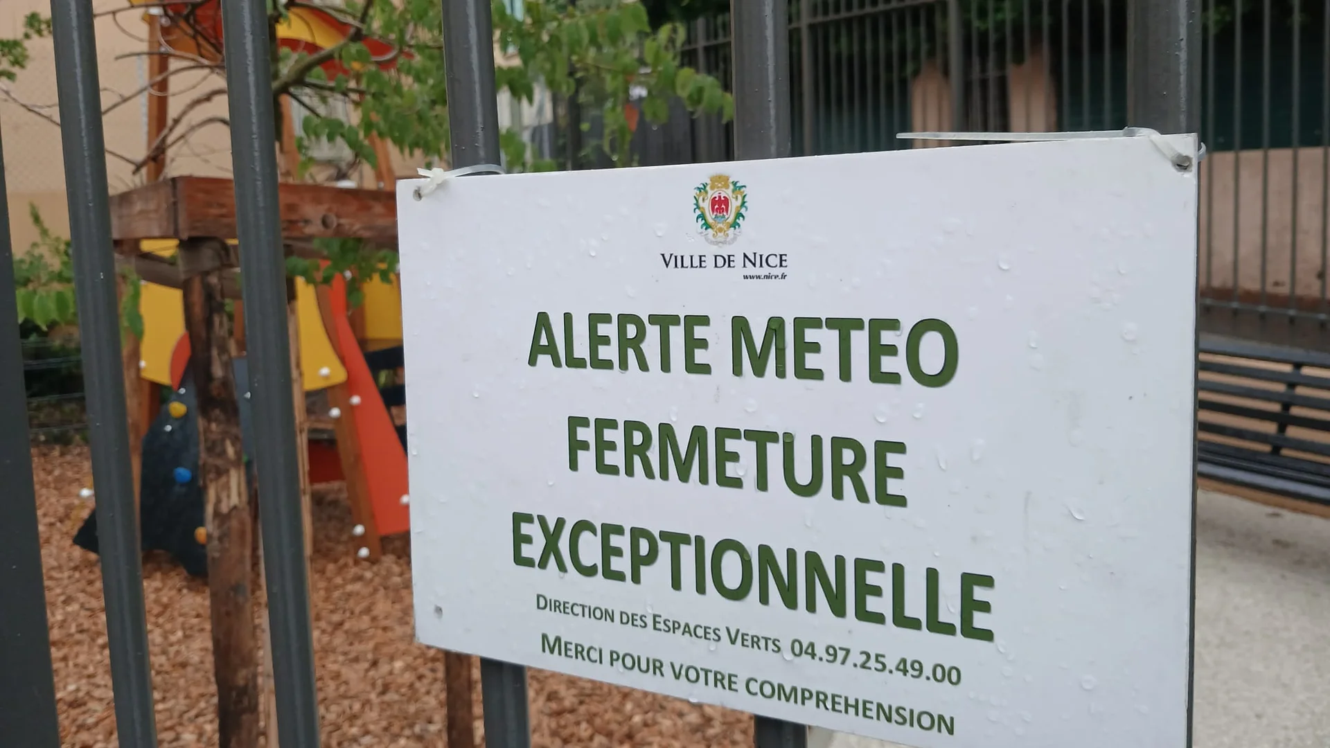 Pancarte Alerte météo fermeture exceptionnelle sur la grille d’une aire de jeux à Nice