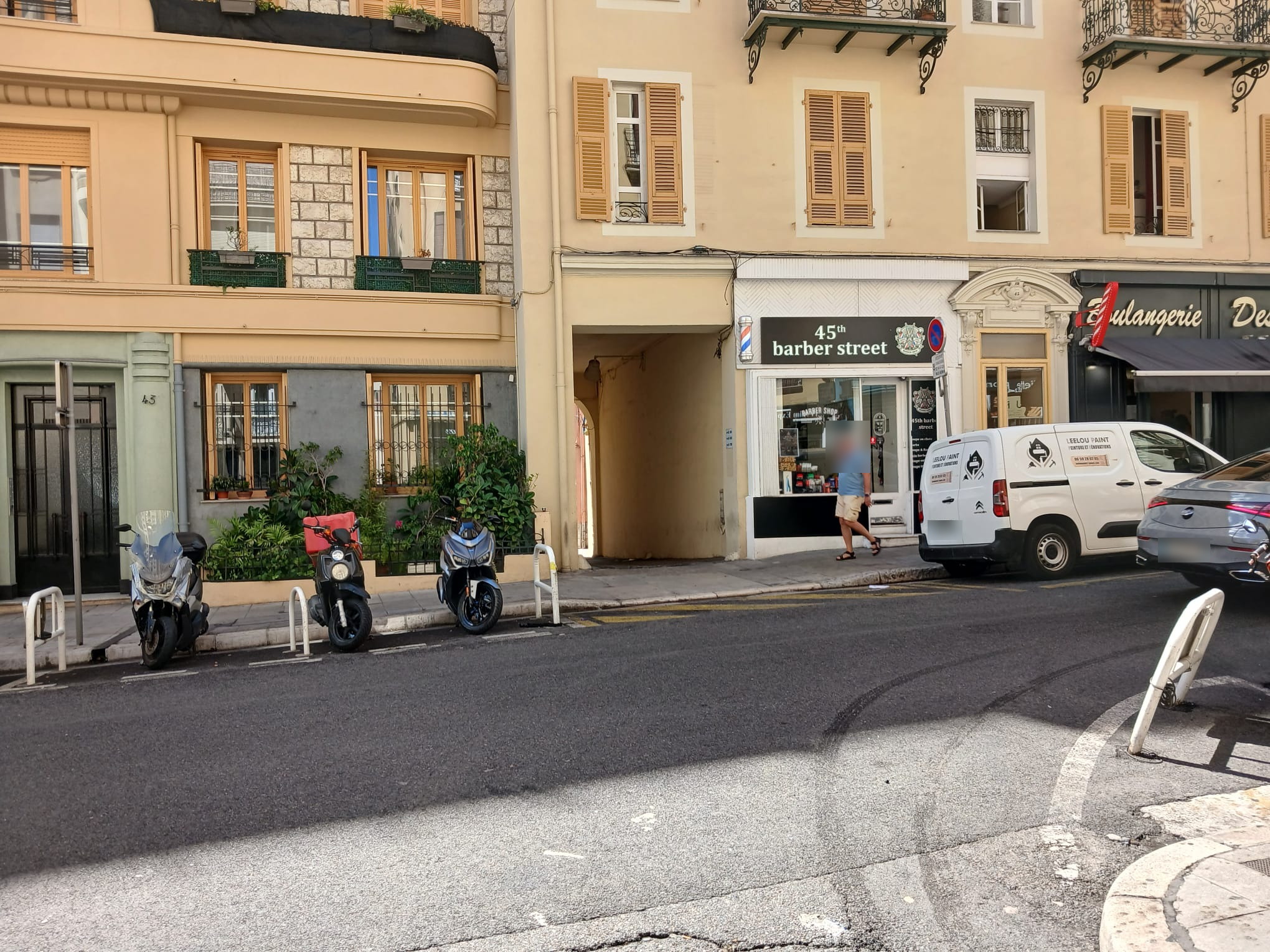 Le porche de l'immeuble de l'avenue Georges-Clemenceau à Nice où les faits se sont déroulés