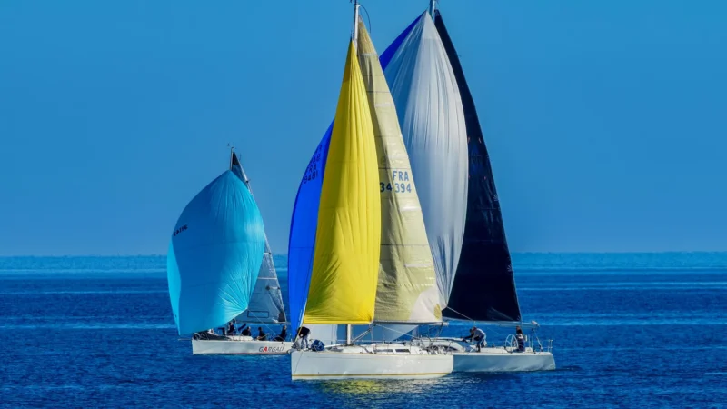 À Antibes, 90 ados de six pays régatent sur des bateaux conçus pour tous