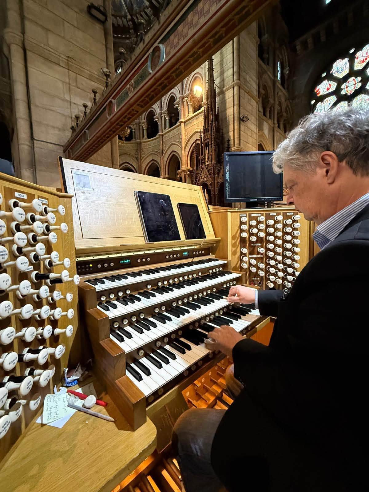 Stéphane Eliot aux claviers du grand orgue de la cathédrale Sainte-Réparate, à Nice