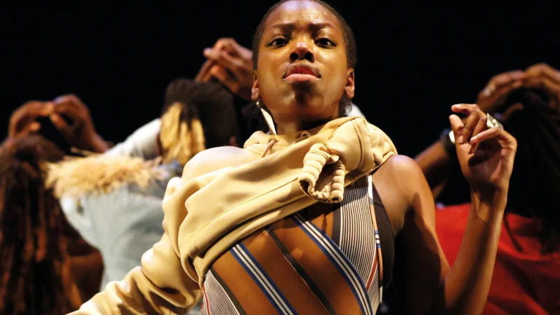 Six danseurs racontent la colonisation avec leurs seuls corps, à Carros