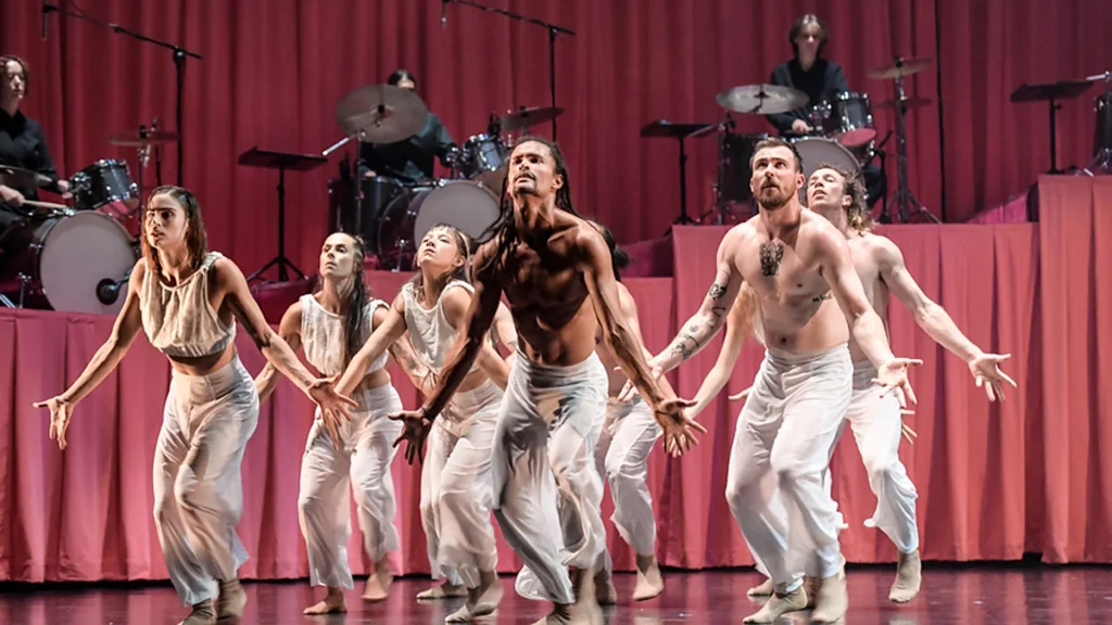 Neuf batteurs et neuf danseurs : le festival de danse de Cannes frappe fort d’entrée