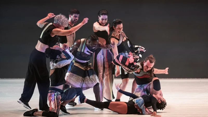 À Cannes, le voguing rencontre une ronde folklorique portugaise pendant 75 minutes