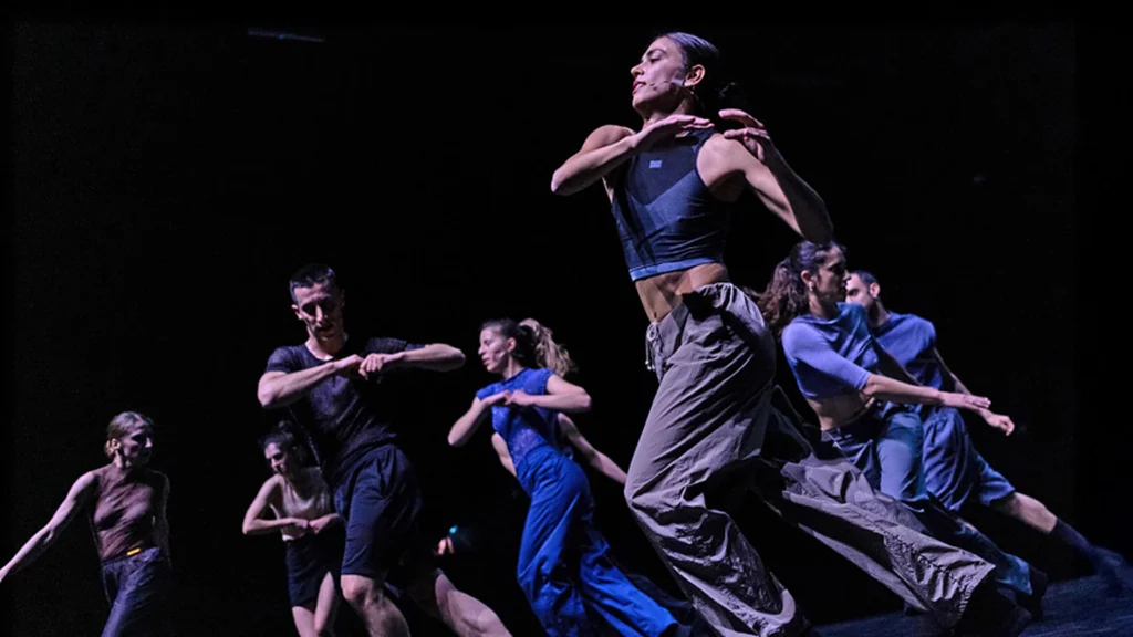 Dix danseurs grecs font de leur souffle un instrument de musique, à Cannes