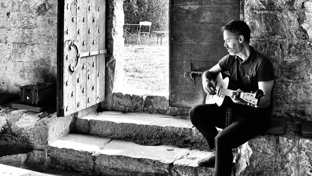 Piers Faccini oppose sa guitare à l’intelligence artificielle, à Carros