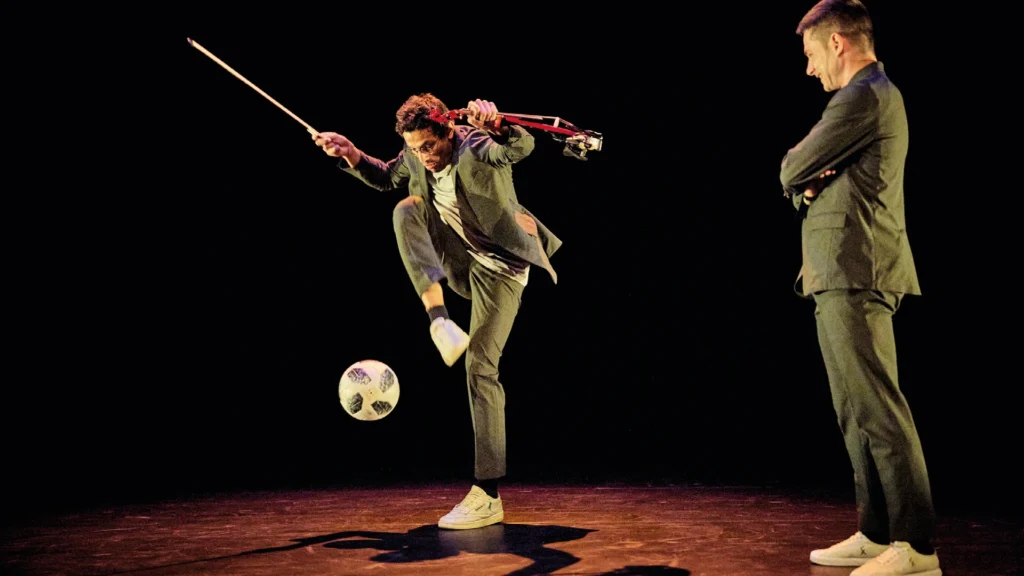 Un violoniste et un freestyler de foot se partagent la scène, à Carros
