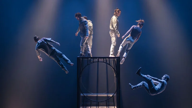Six acrobates s’attaquent à un mur de plexiglas au Théâtre Debussy de Cannes
