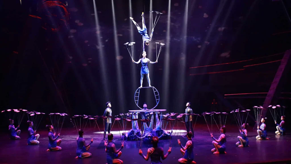 Les acrobates du Cirque de Pékin posent leurs pyramides humaines à Cannes