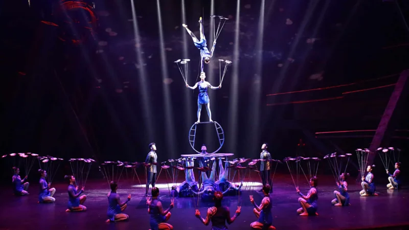 Les acrobates du Cirque de Pékin posent leurs pyramides humaines à Cannes