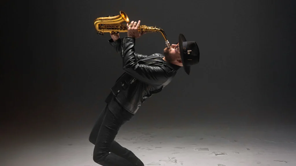 Jimmy Sax pose son saxophone sur la scène du Palais des Festivals