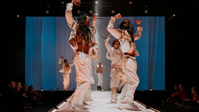 Dix danseurs transforment la scène du Théâtre Debussy en podium de défilé
