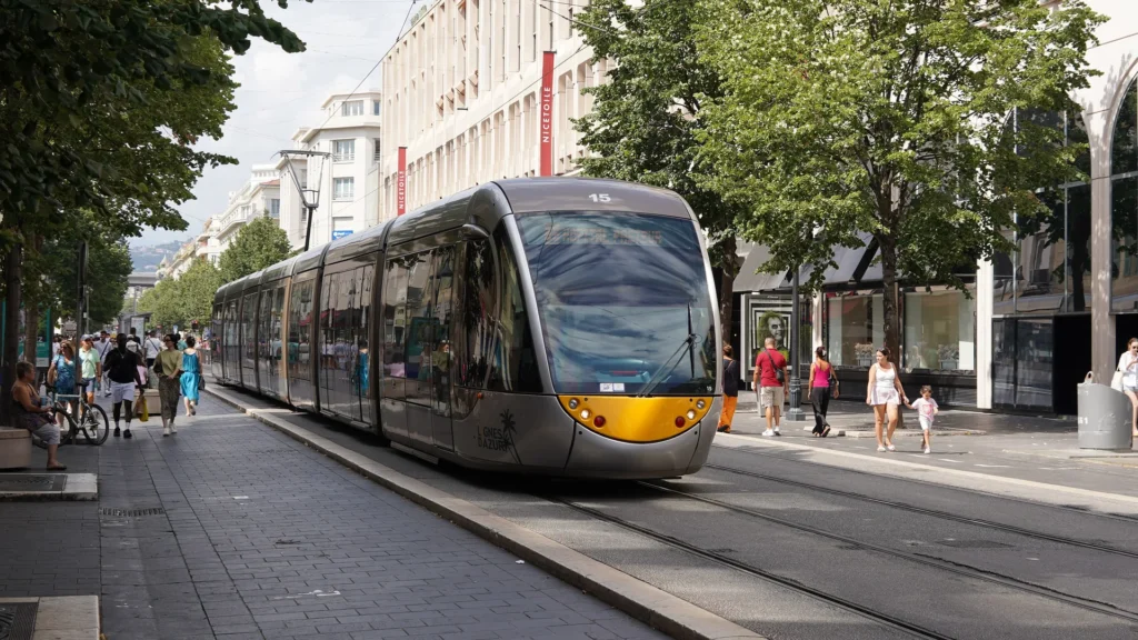 Le bus et le tram gratuits après 65 ans à Nice, et ça coûte 17 euros