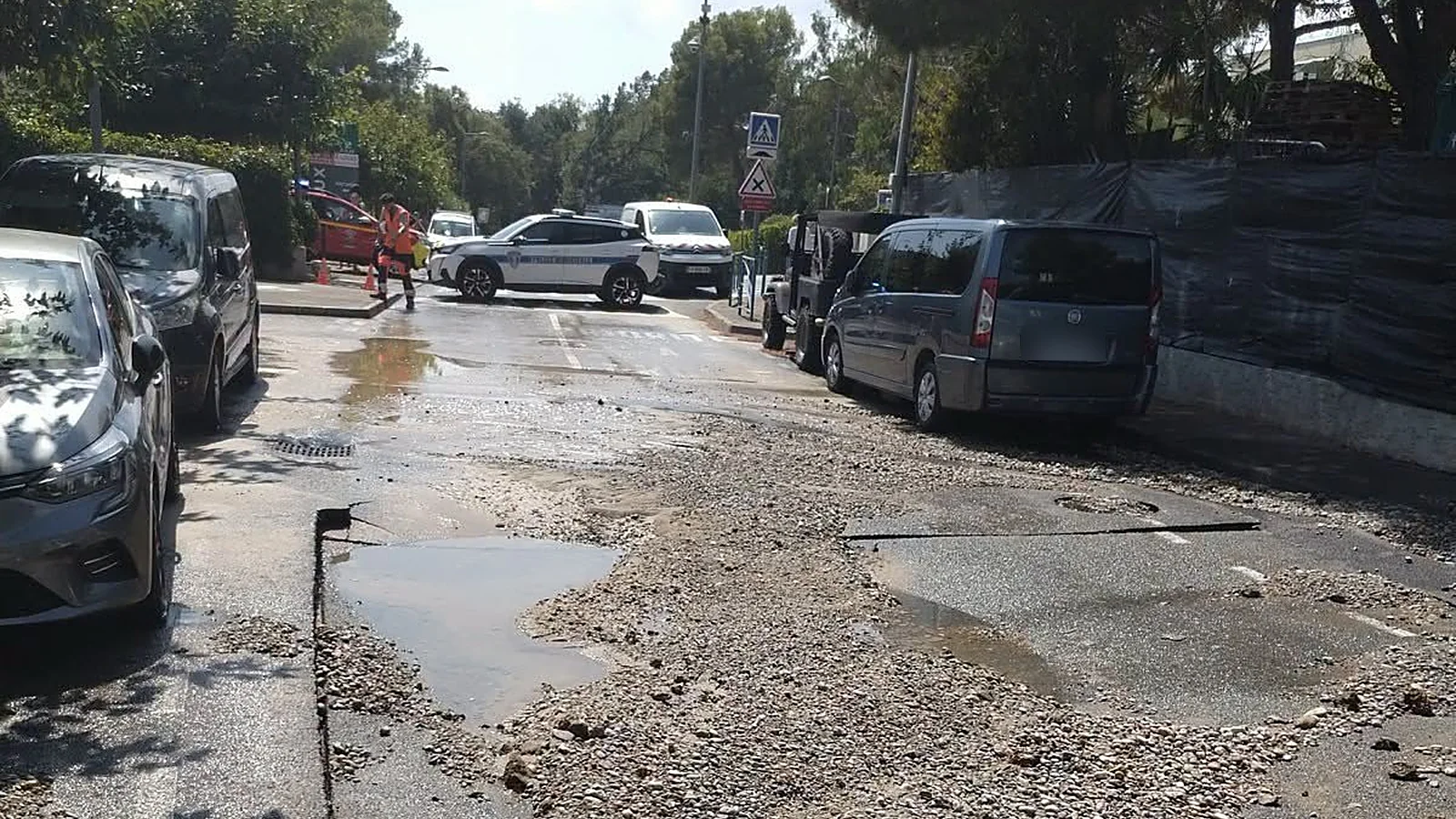 Avenue du Docteur Lefebvre à Villeneuve-Loubet, enrobé arraché et graviers étalés après la rupture de canalisation