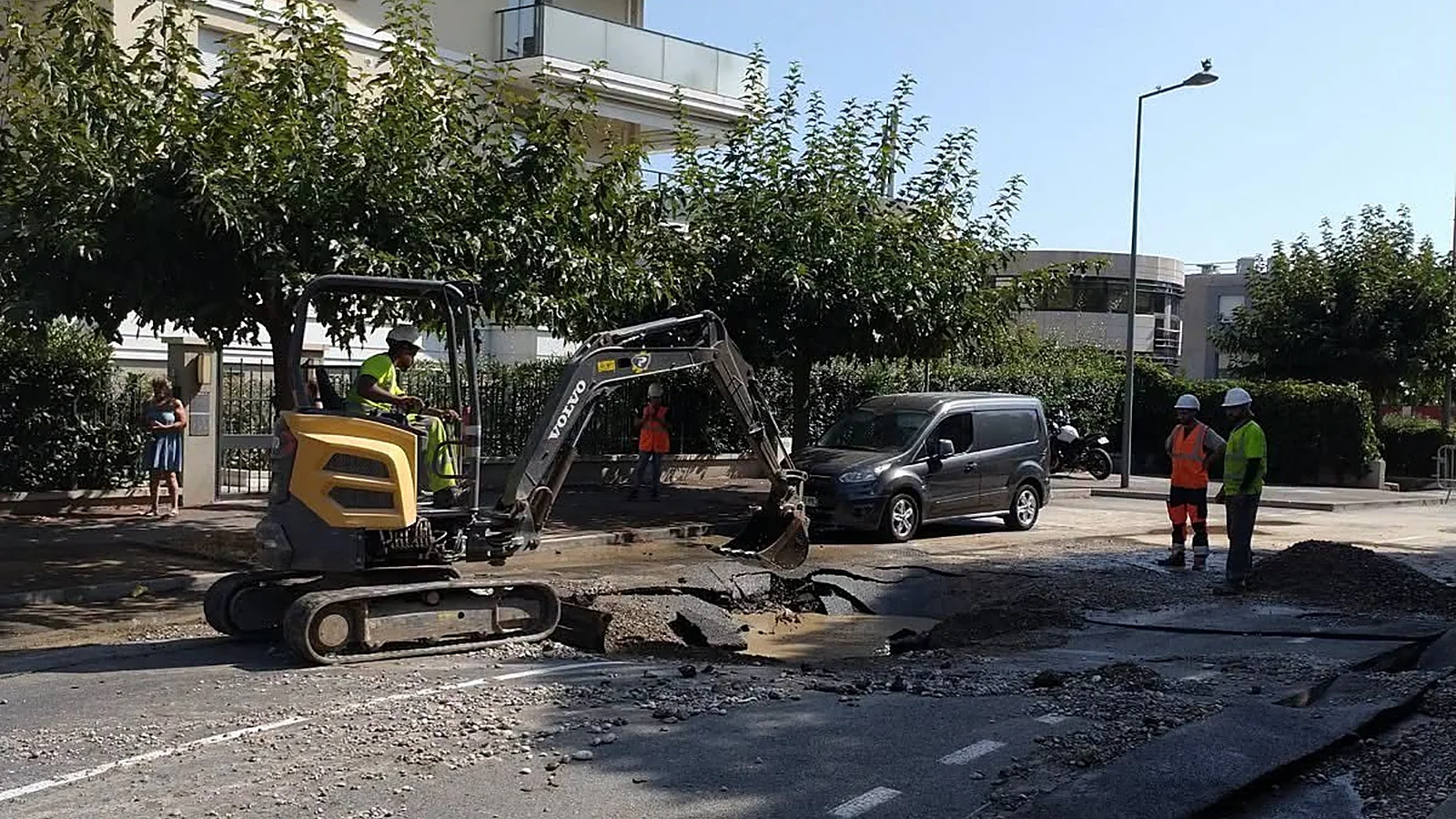 Pelleteuse et ouvriers SUEZ au travail sur la canalisation rompue, avenue du Docteur Lefebvre