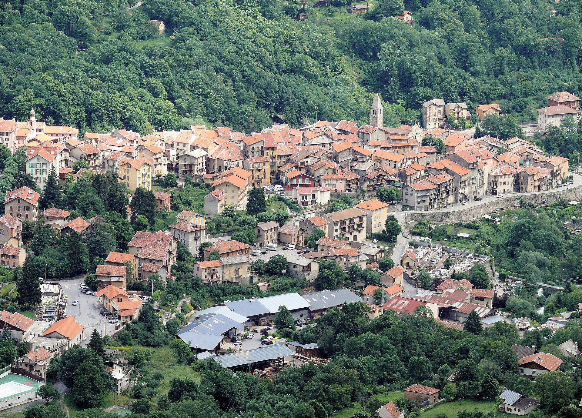 Le village de Saint-Martin-Vésubie et ses toits rouges, vu depuis la route de La Colmiane