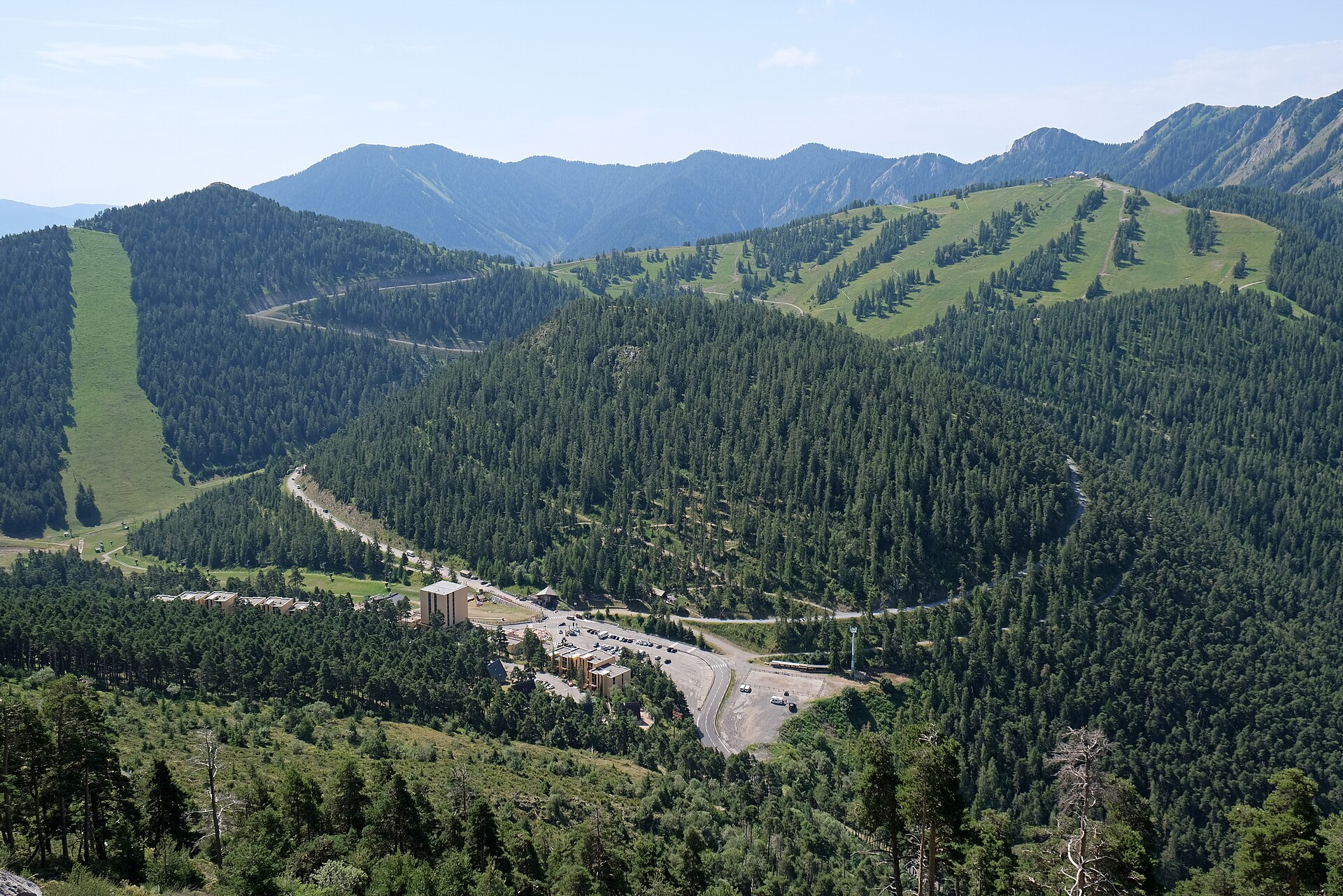 La station de La Colmiane en été, pistes vertes et forêt de mélèzes