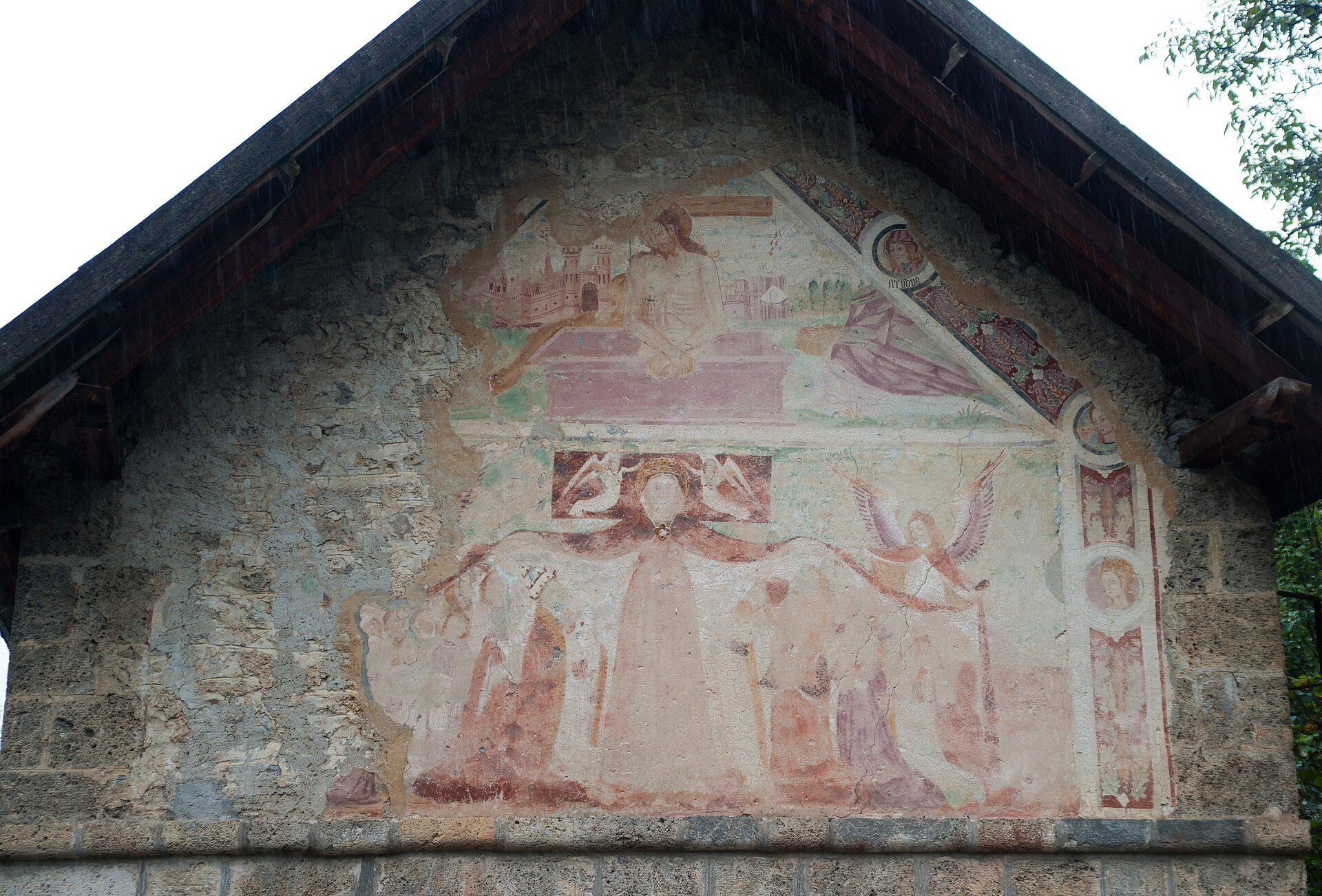 Fresque de la Vierge de Miséricorde sur la façade de la chapelle Saint-Sébastien