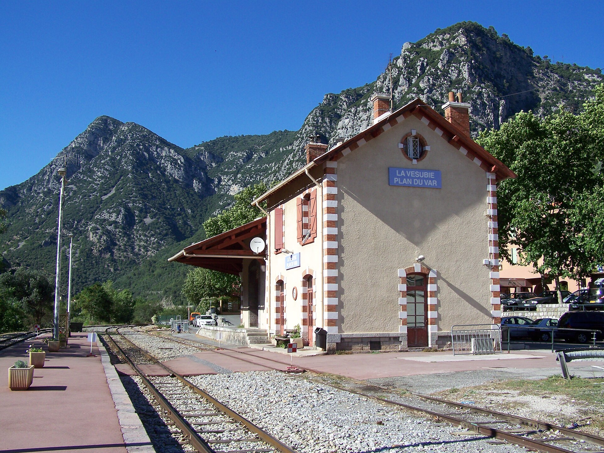 La gare de Plan-du-Var sur la ligne des Chemins de fer de Provence, au pied de la montagne