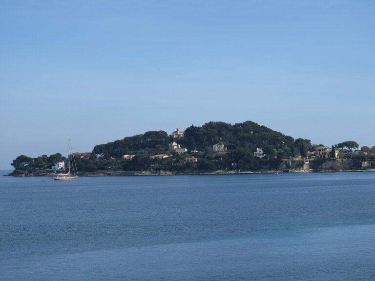 La pointe Saint-Hospice à Saint-Jean-Cap-Ferrat vue depuis la mer