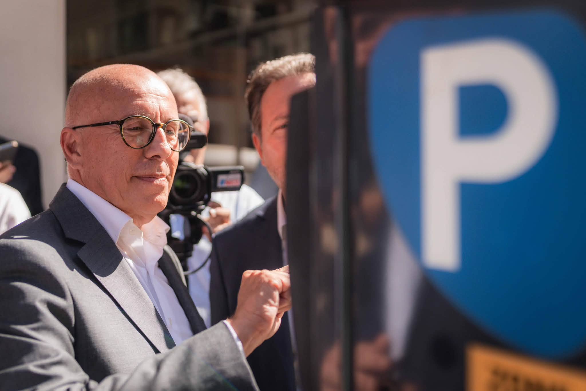 Eric Ciotti devant un horodateur lors de la presentation du dispositif