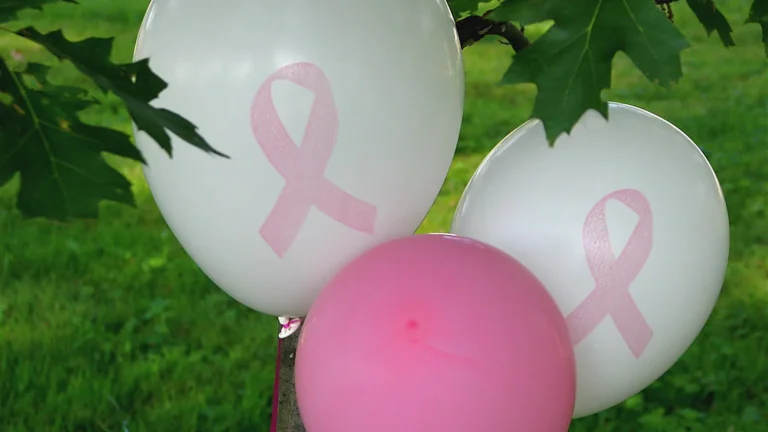 Ballons blancs et rose imprimés du ruban rose