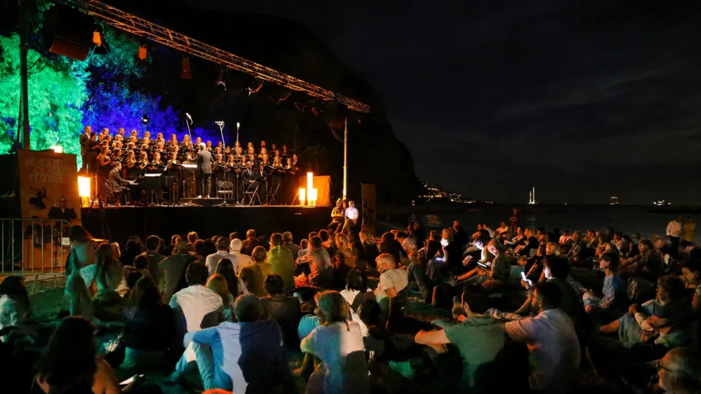 À Beaulieu-sur-Mer, l’Opéra de Nice chante sur la plage : coussin autorisé, chaise interdite