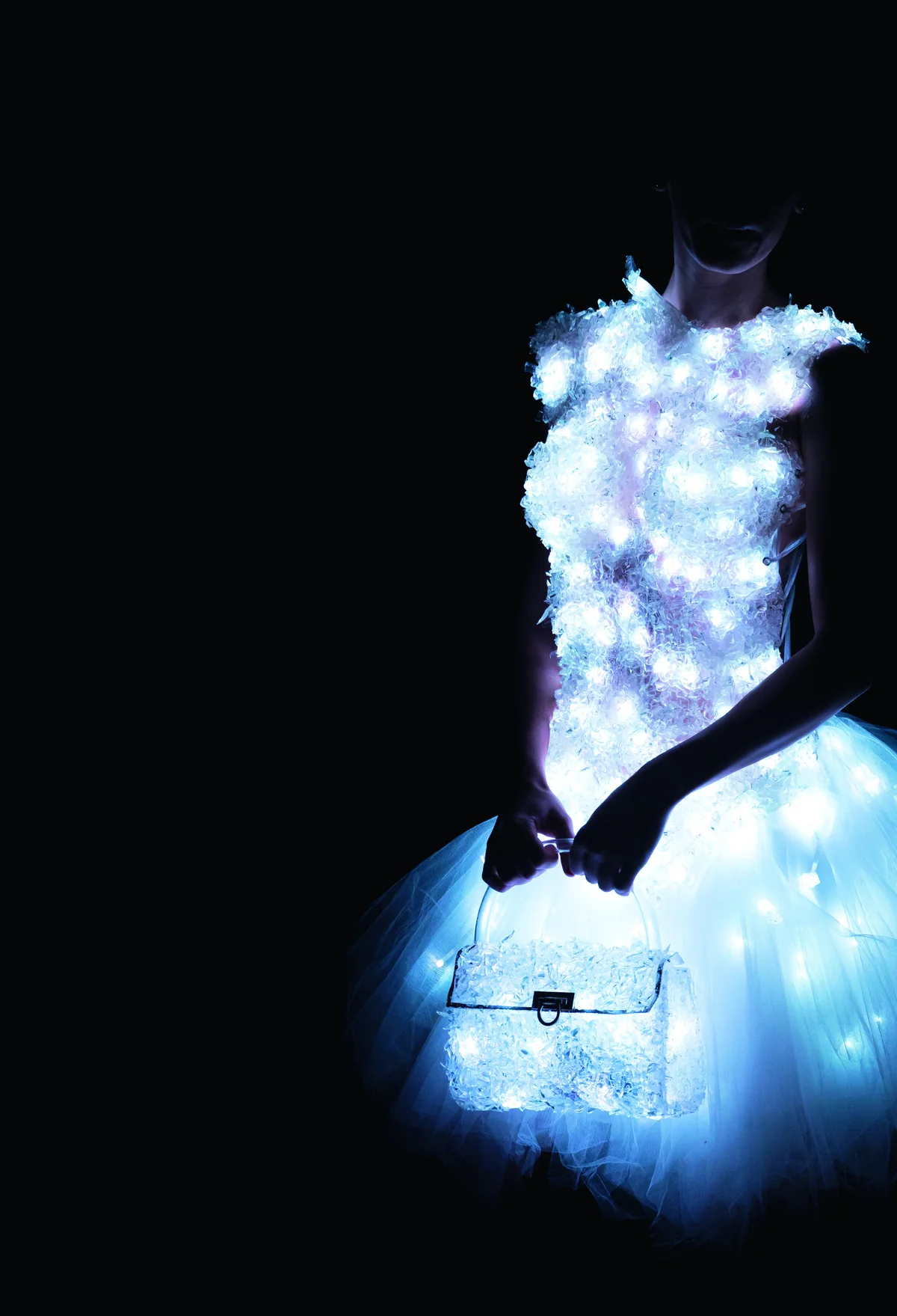 Robe lumineuse en verre présentée lors du défilé Fusion du Biot International Glass Festival, à Biot