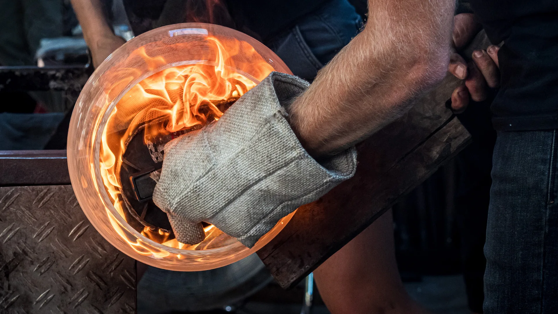 Un maître verrier façonne une pièce de verre en fusion au Biot International Glass Festival