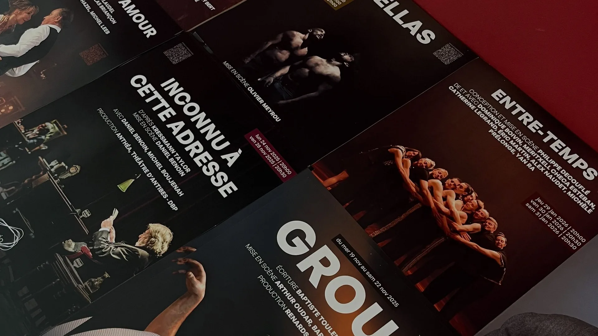 Affiches de spectacles de la saison 2025-26 d'anthéa étalées sur une table