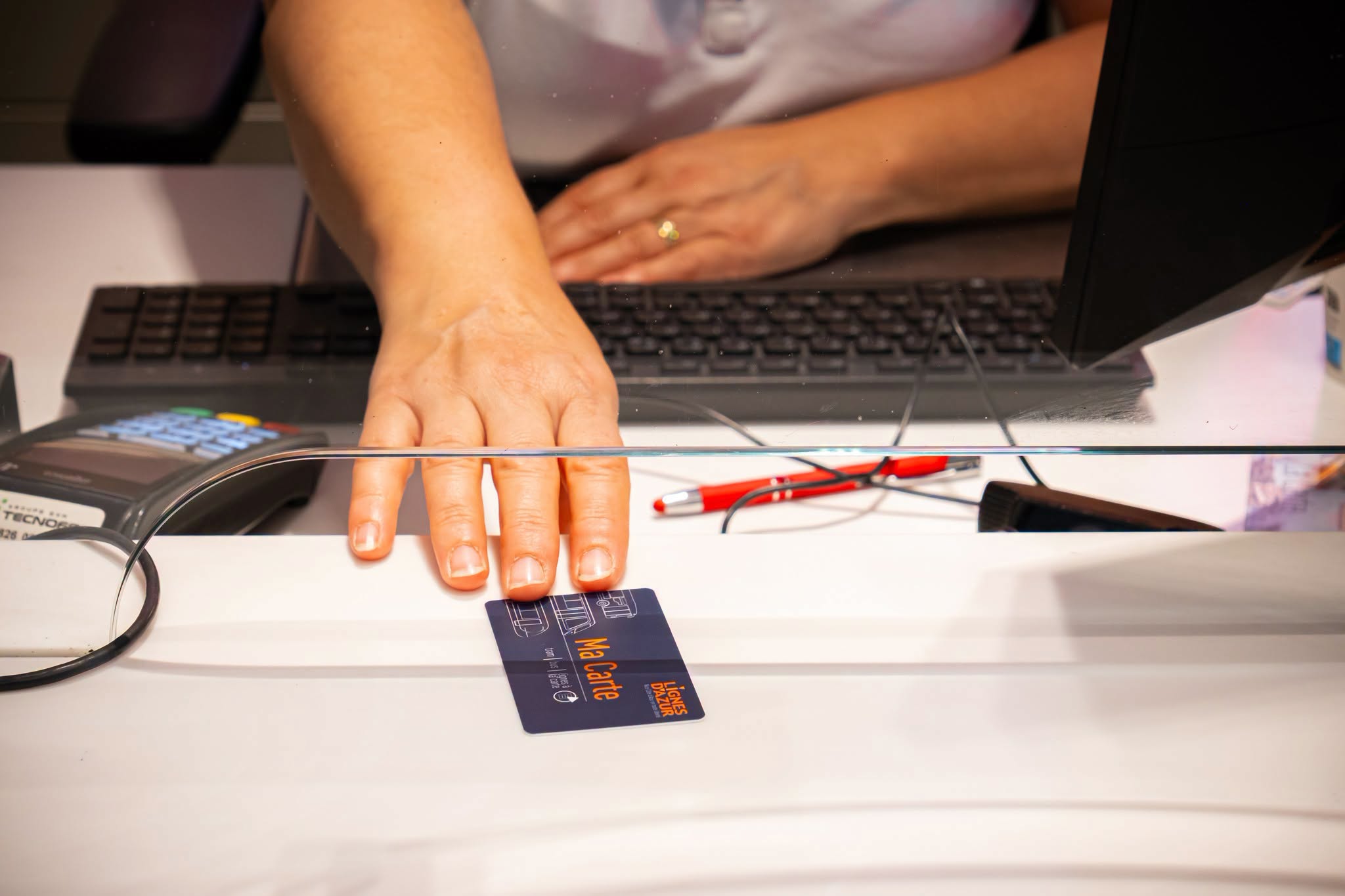 Une carte Ma Carte Lignes d'Azur remise au guichet d'une agence