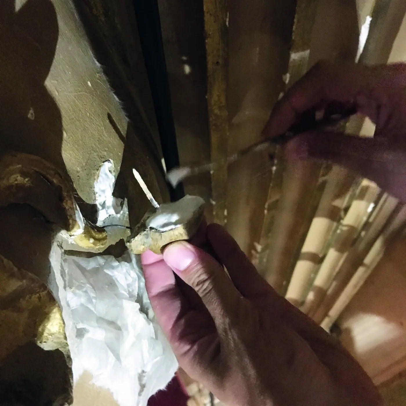 Une main tient le fragment de plâtre doré détaché d'un balcon de l'Opéra de Nice