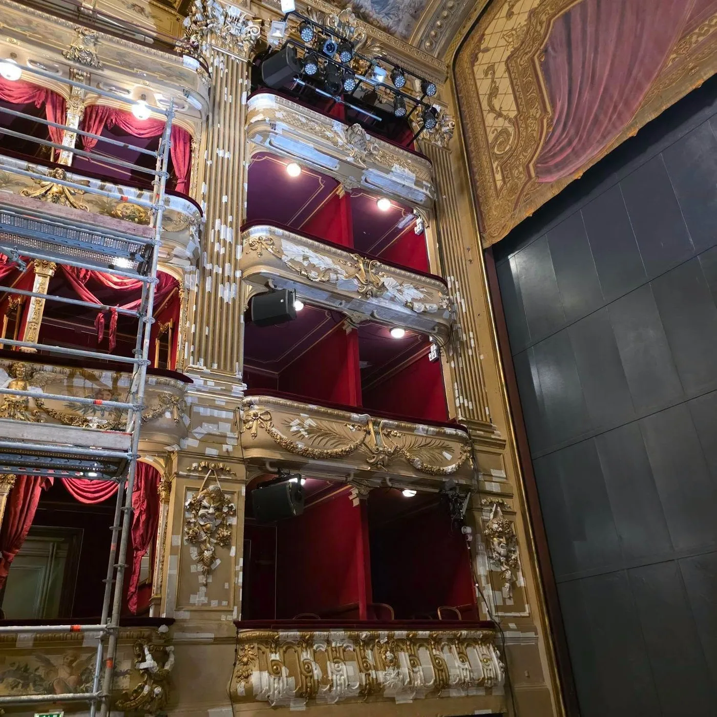 Les loges de l'Opéra de Nice couvertes de papier japonais, avec un échafaudage monté le long des balcons