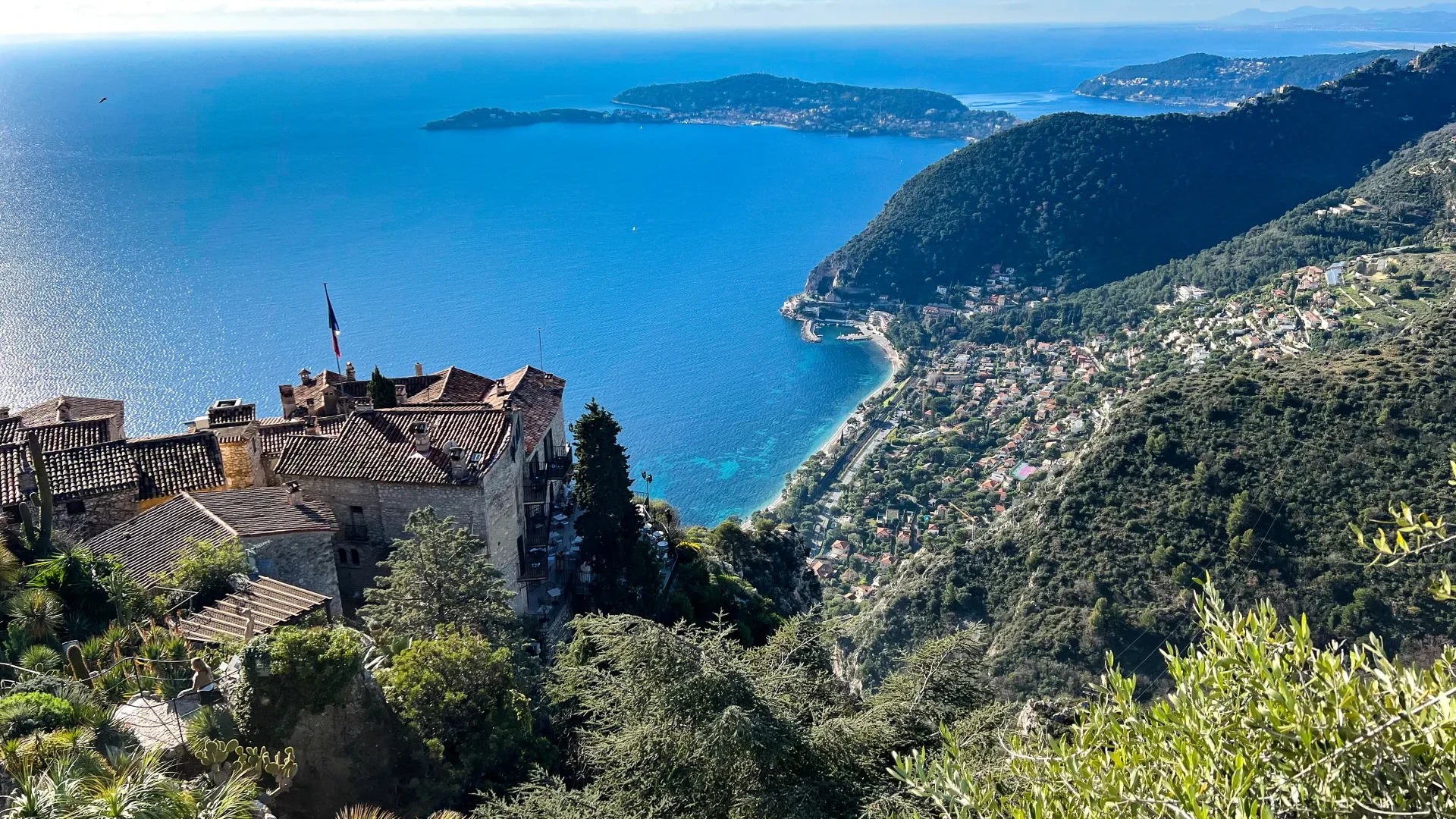 Le village perché d’Èze vu d’en haut, avec la mer et la côte en contrebas