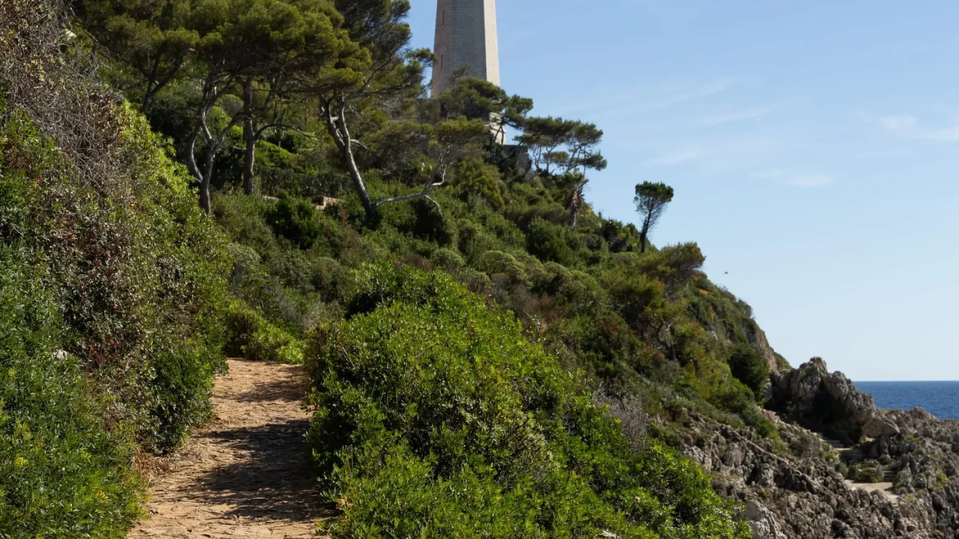 Le sentier du littoral de Saint-Jean-Cap-Ferrat, chemin de terre au pied du phare