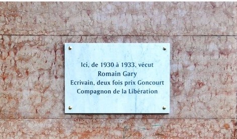 Plaque de marbre blanc au 7 boulevard François-Grosso à Nice : ici, de 1930 à 1933, vécut Romain Gary, écrivain, deux fois prix Goncourt, Compagnon de la Libération