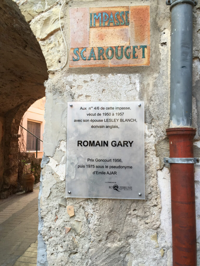 Plaque de la commune de Roquebrune-Cap-Martin en hommage à Romain Gary, impasse Scarouget, mentionnant ses prix Goncourt 1956 et 1975