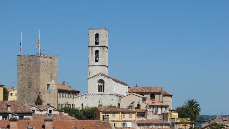 À Grasse, on monte au clocher de la cathédrale, huit personnes à la fois