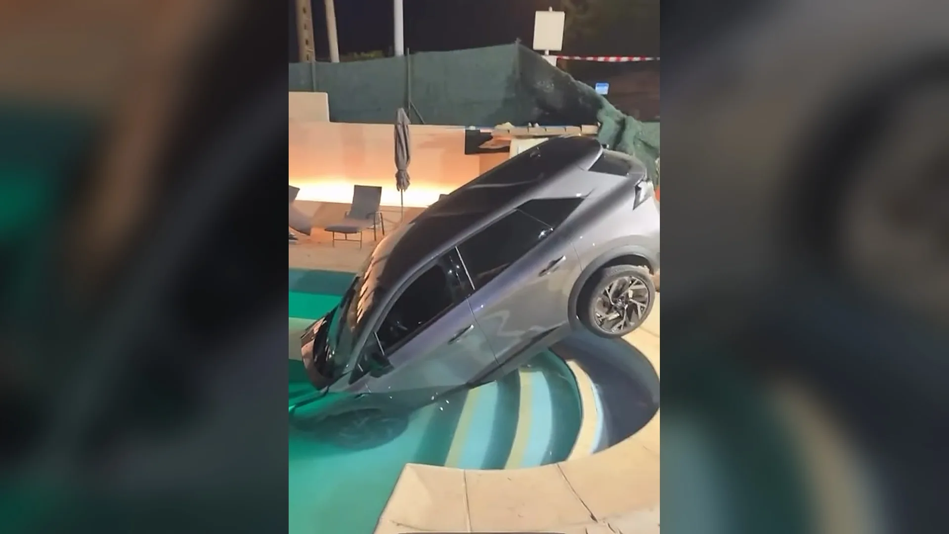 Une voiture grise plongée capot en avant dans la piscine du restaurant Villa Medusa à Saint-Laurent-du-Var