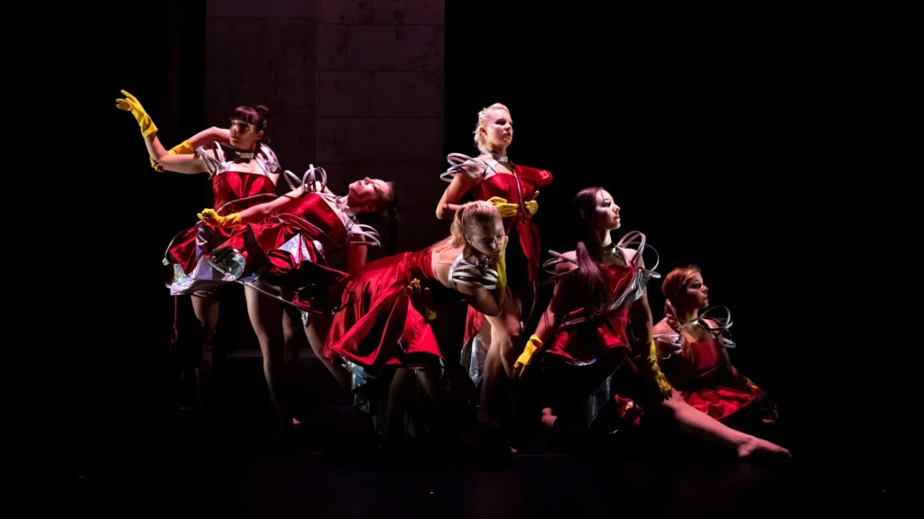 À Valbonne, six danseuses mêlent électro, contorsion et droits des femmes