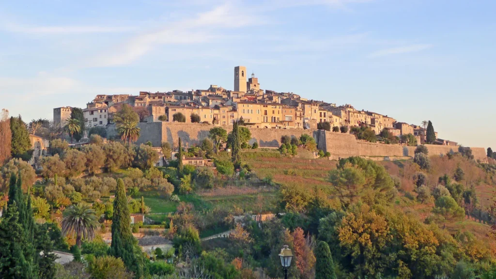Macron revient sur la Côte d’Azur avec les numéros un de Netflix, Disney et Sony et des grands noms du ciné : 6 choses que l’on sait sur l’événement prévu à Saint-Paul-de-Vence lundi