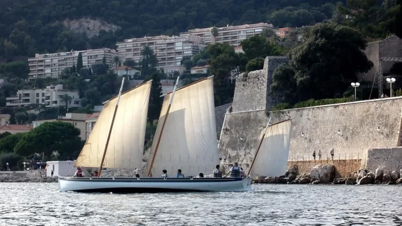 À Villefranche, la flottille des Voiles Maralpines part déjeuner à Nice mais le village est ouvert toute la journée